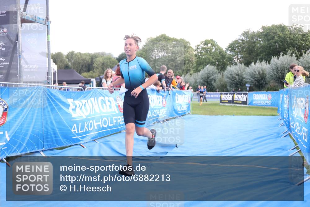 25.08.2024 - Elbe Triathlon Hamburg H.Heesch http://msf.ph/oto/6882213 25.08.2024 12:43:56 Ziel 1744, 1745 meine-sportfotos.de