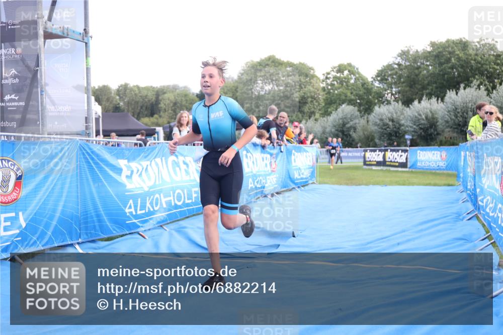 25.08.2024 - Elbe Triathlon Hamburg H.Heesch http://msf.ph/oto/6882214 25.08.2024 12:43:56 Ziel 1744, 1745 meine-sportfotos.de