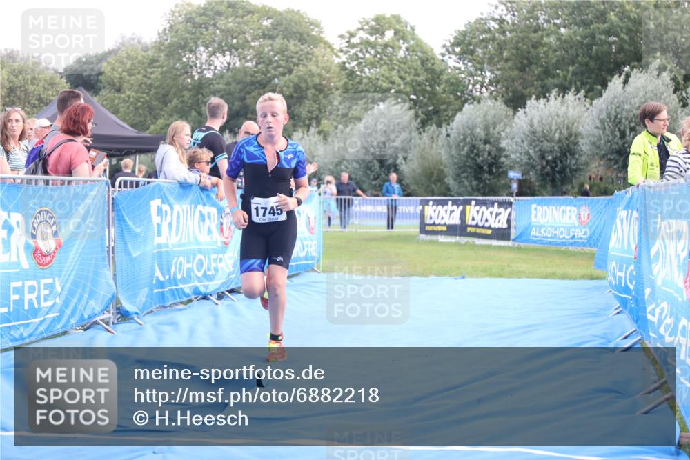 25.08.2024 - Elbe Triathlon Hamburg H.Heesch http://msf.ph/oto/6882218 25.08.2024 12:44:02 Ziel 1744, 1745 meine-sportfotos.de