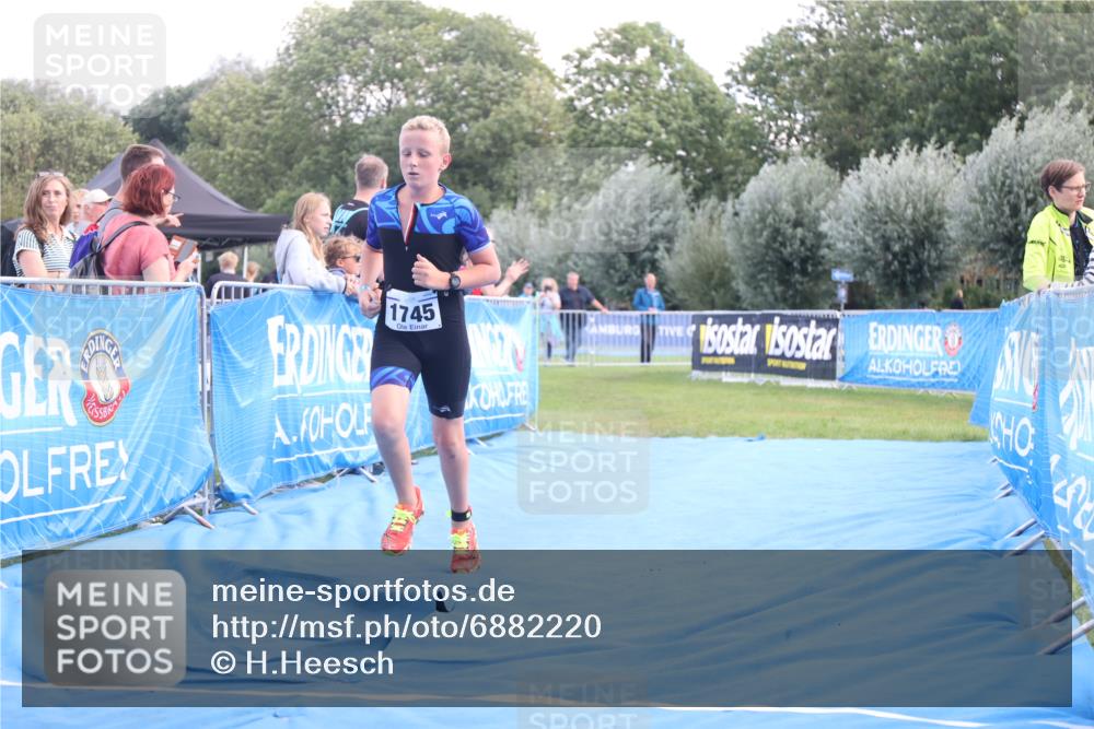 25.08.2024 - Elbe Triathlon Hamburg H.Heesch http://msf.ph/oto/6882220 25.08.2024 12:44:02 Ziel 1744, 1745 meine-sportfotos.de