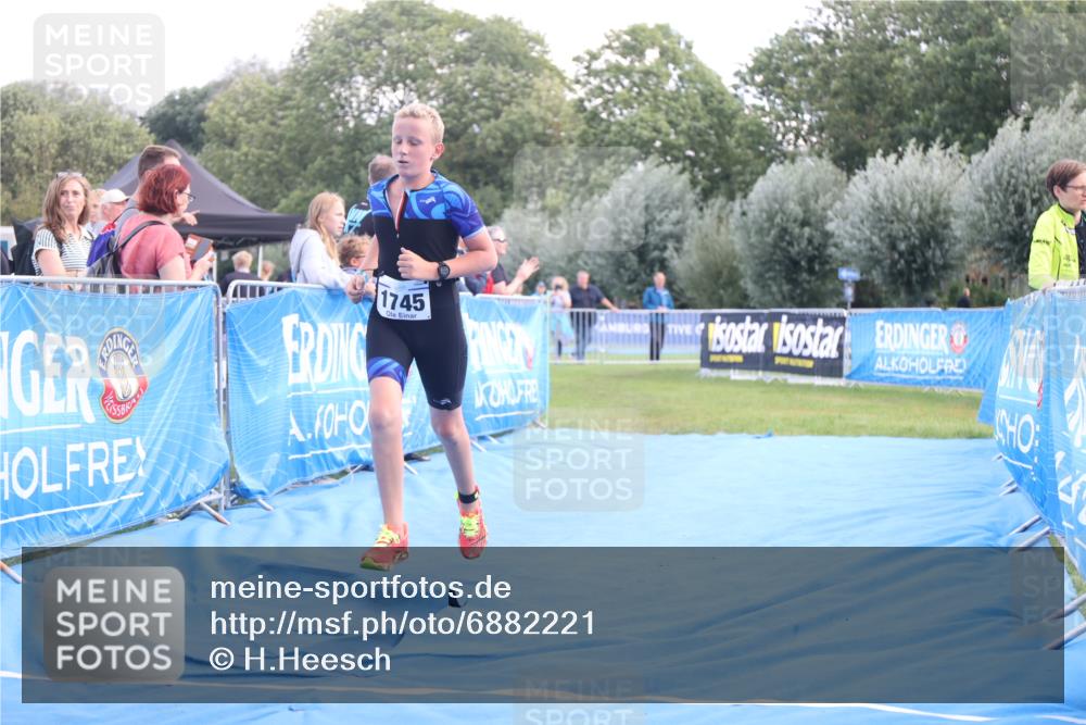 25.08.2024 - Elbe Triathlon Hamburg H.Heesch http://msf.ph/oto/6882221 25.08.2024 12:44:02 Ziel 1744, 1745 meine-sportfotos.de