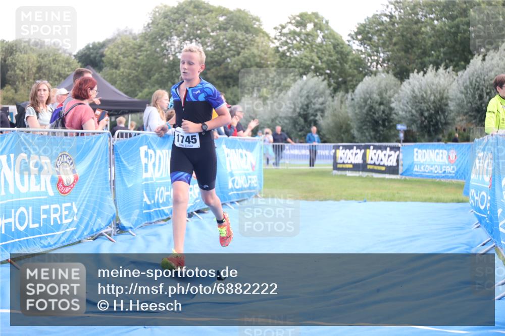 25.08.2024 - Elbe Triathlon Hamburg H.Heesch http://msf.ph/oto/6882222 25.08.2024 12:44:02 Ziel 1744, 1745 meine-sportfotos.de