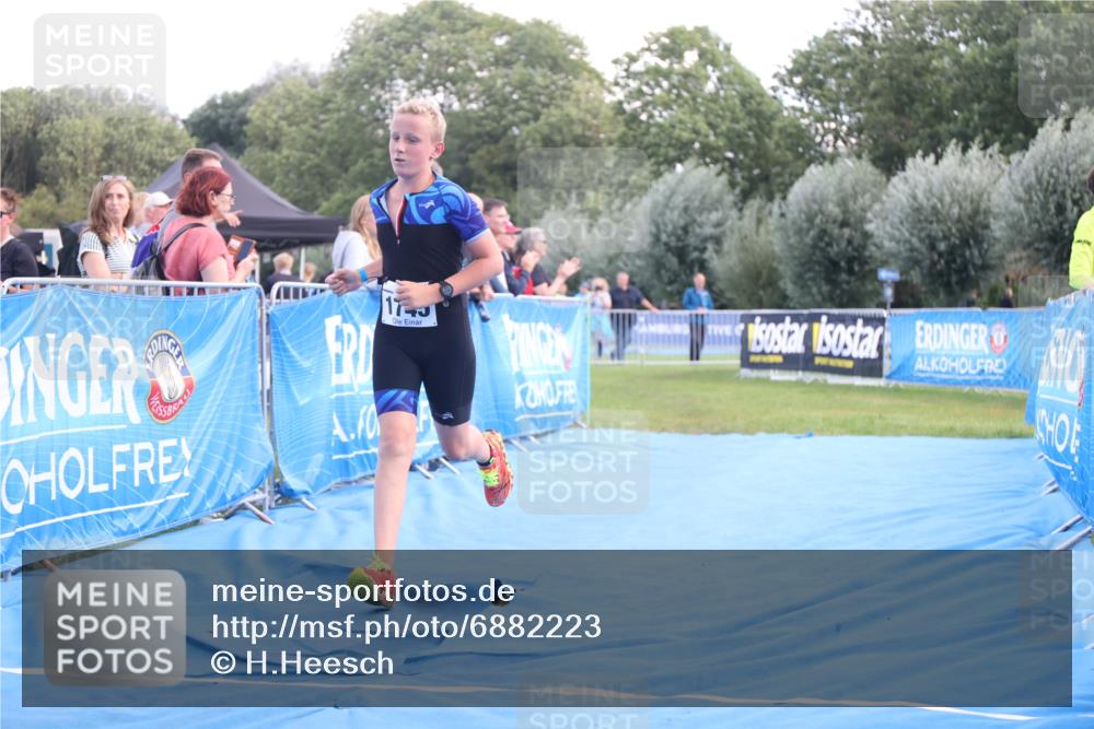 25.08.2024 - Elbe Triathlon Hamburg H.Heesch http://msf.ph/oto/6882223 25.08.2024 12:44:02 Ziel 1744, 1745 meine-sportfotos.de