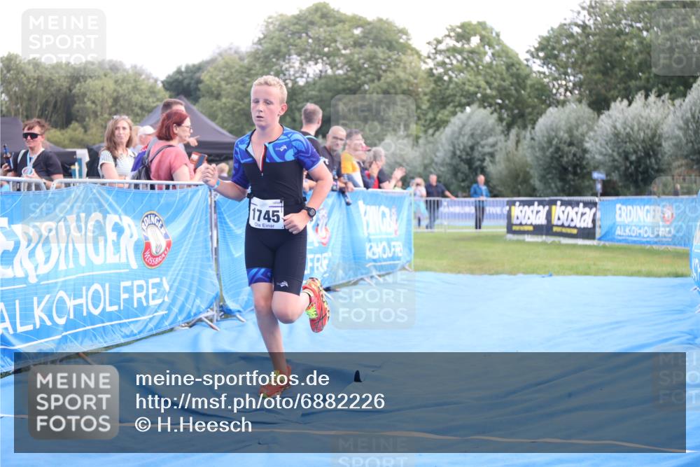 25.08.2024 - Elbe Triathlon Hamburg H.Heesch http://msf.ph/oto/6882226 25.08.2024 12:44:03 Ziel 1744, 1745 meine-sportfotos.de