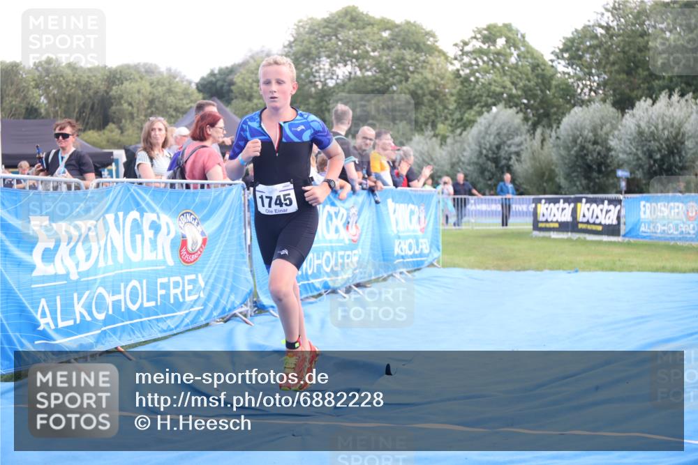 25.08.2024 - Elbe Triathlon Hamburg H.Heesch http://msf.ph/oto/6882228 25.08.2024 12:44:03 Ziel 1744, 1745 meine-sportfotos.de