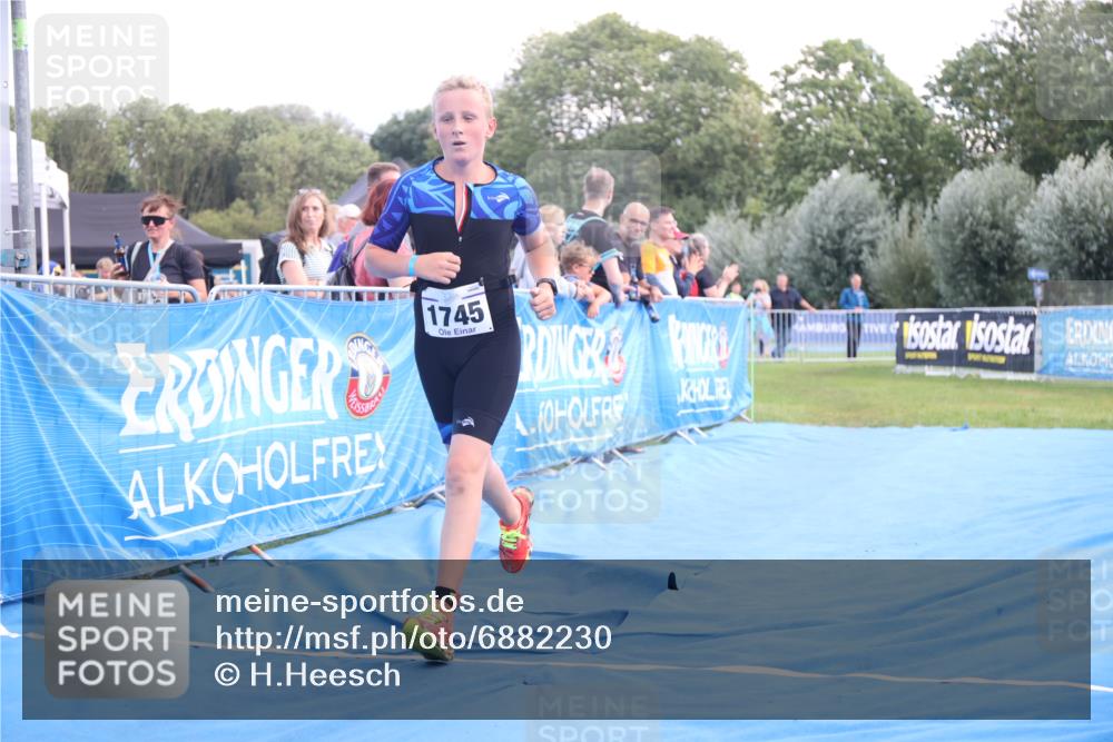 25.08.2024 - Elbe Triathlon Hamburg H.Heesch http://msf.ph/oto/6882230 25.08.2024 12:44:03 Ziel 1744, 1745 meine-sportfotos.de