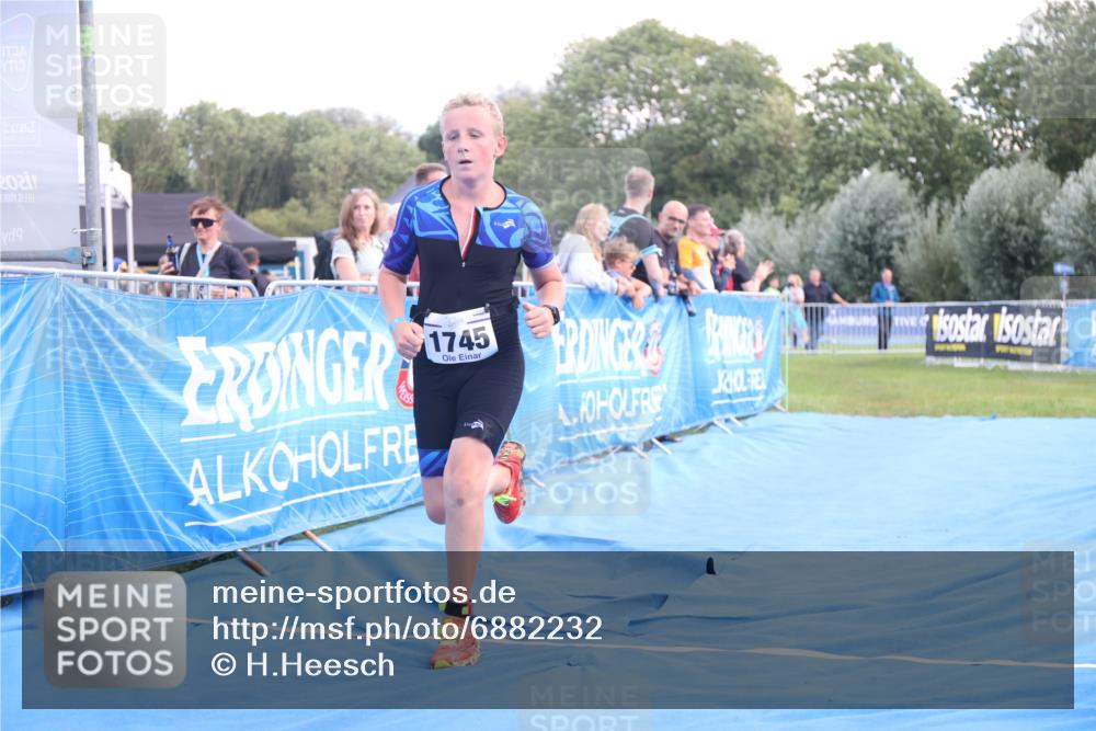 25.08.2024 - Elbe Triathlon Hamburg H.Heesch http://msf.ph/oto/6882232 25.08.2024 12:44:03 Ziel 1744, 1745 meine-sportfotos.de