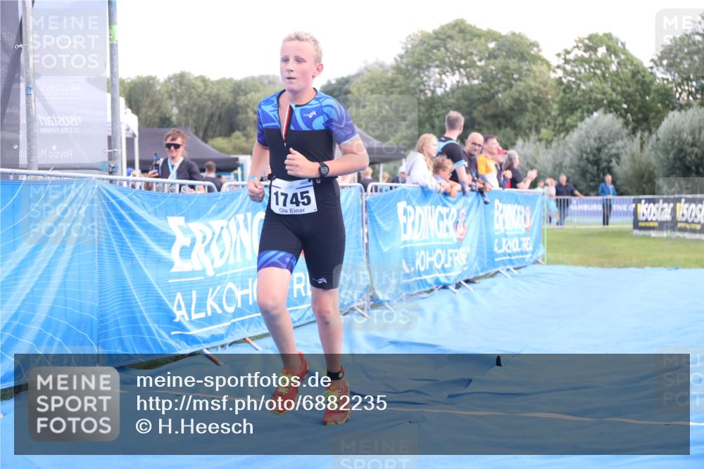25.08.2024 - Elbe Triathlon Hamburg H.Heesch http://msf.ph/oto/6882235 25.08.2024 12:44:03 Ziel 1744, 1745 meine-sportfotos.de