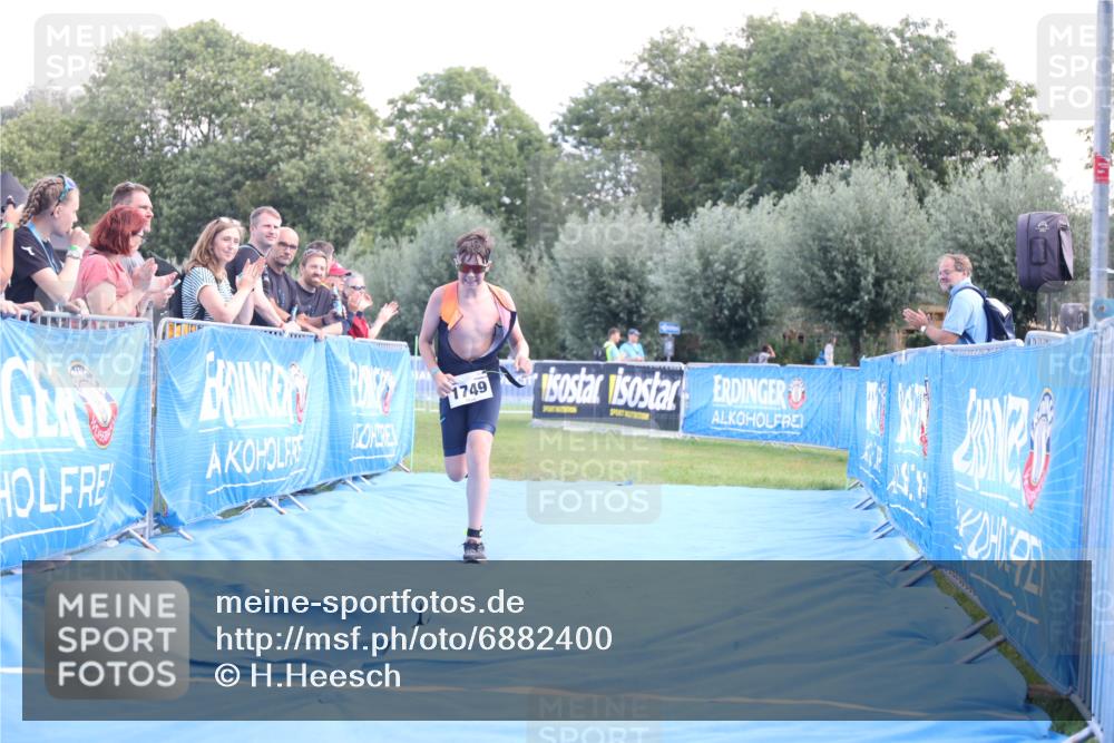 25.08.2024 - Elbe Triathlon Hamburg H.Heesch http://msf.ph/oto/6882400 25.08.2024 12:47:27 Ziel 1749 meine-sportfotos.de