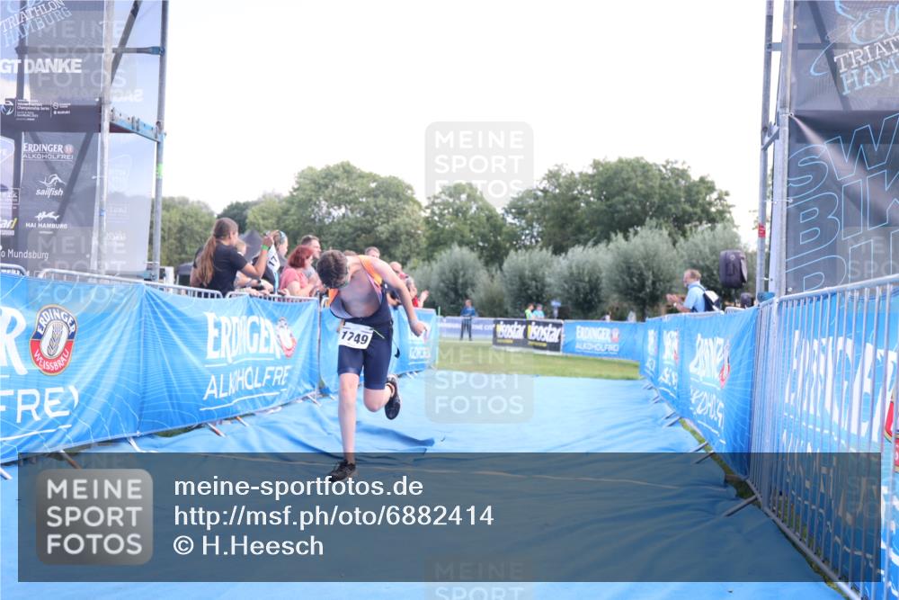 25.08.2024 - Elbe Triathlon Hamburg H.Heesch http://msf.ph/oto/6882414 25.08.2024 12:47:28 Ziel 1749 meine-sportfotos.de