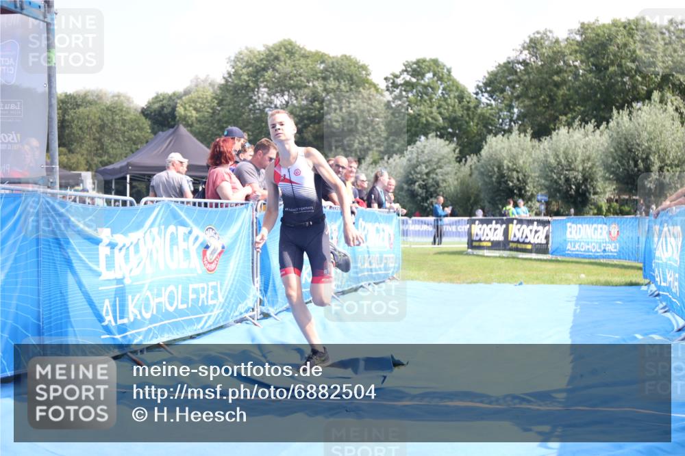 25.08.2024 - Elbe Triathlon Hamburg H.Heesch http://msf.ph/oto/6882504 25.08.2024 12:48:37 Ziel 1757 meine-sportfotos.de