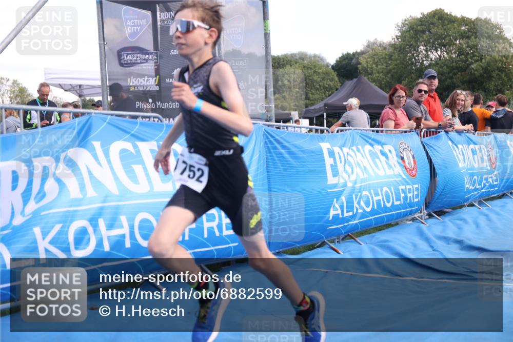 25.08.2024 - Elbe Triathlon Hamburg H.Heesch http://msf.ph/oto/6882599 25.08.2024 12:50:09 Ziel 1752 meine-sportfotos.de