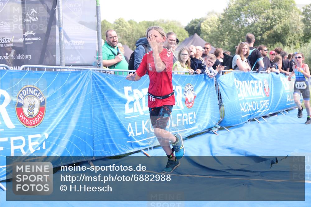 25.08.2024 - Elbe Triathlon Hamburg H.Heesch http://msf.ph/oto/6882988 25.08.2024 12:54:57 Ziel 1782, 1816, 1847 meine-sportfotos.de