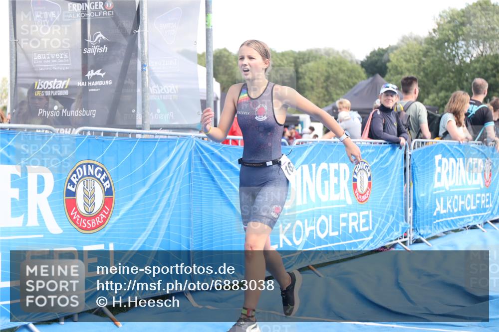 25.08.2024 - Elbe Triathlon Hamburg H.Heesch http://msf.ph/oto/6883038 25.08.2024 12:55:30 Ziel 1809, 1810 meine-sportfotos.de