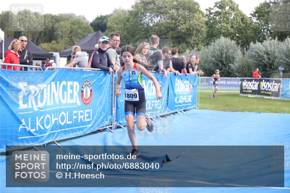 25.08.2024 - Elbe Triathlon Hamburg H.Heesch http://msf.ph/oto/6883040 25.08.2024 12:55:32 Ziel 1809, 1810 meine-sportfotos.de