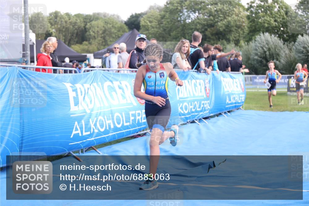 25.08.2024 - Elbe Triathlon Hamburg H.Heesch http://msf.ph/oto/6883063 25.08.2024 12:55:42 Ziel 1786, 1808, 1811 meine-sportfotos.de