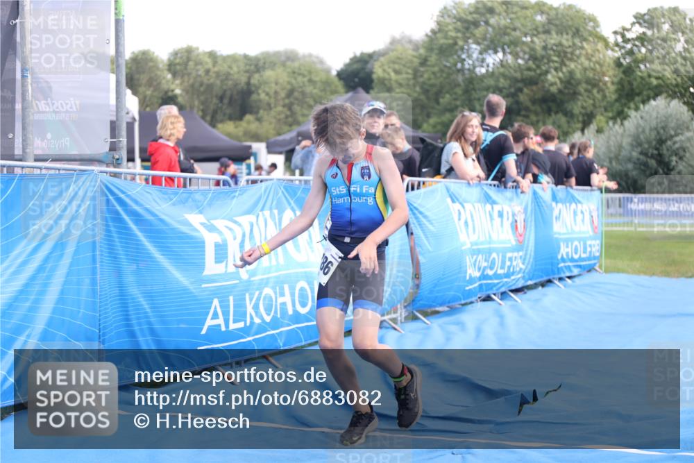 25.08.2024 - Elbe Triathlon Hamburg H.Heesch http://msf.ph/oto/6883082 25.08.2024 12:55:45 Ziel 1786, 1808, 1811 meine-sportfotos.de