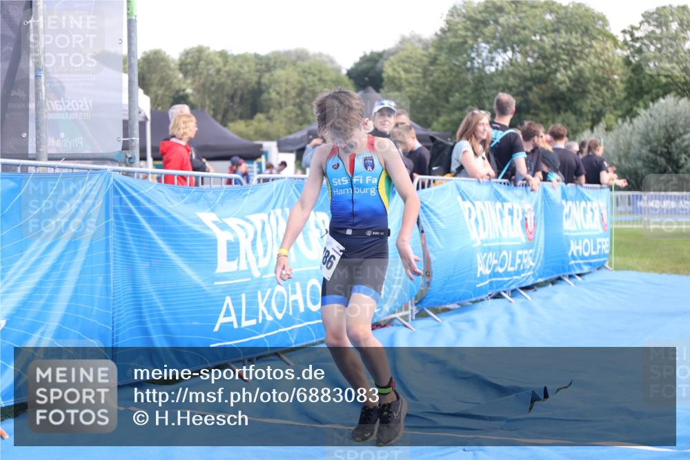 25.08.2024 - Elbe Triathlon Hamburg H.Heesch http://msf.ph/oto/6883083 25.08.2024 12:55:45 Ziel 1786, 1808, 1811 meine-sportfotos.de