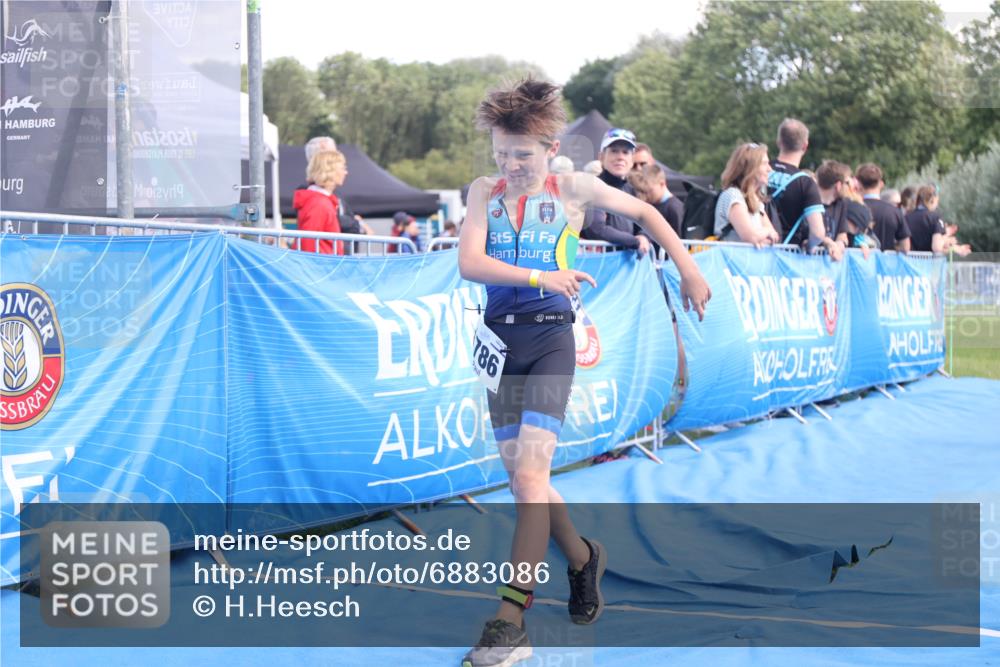 25.08.2024 - Elbe Triathlon Hamburg H.Heesch http://msf.ph/oto/6883086 25.08.2024 12:55:46 Ziel 1786, 1808, 1811 meine-sportfotos.de