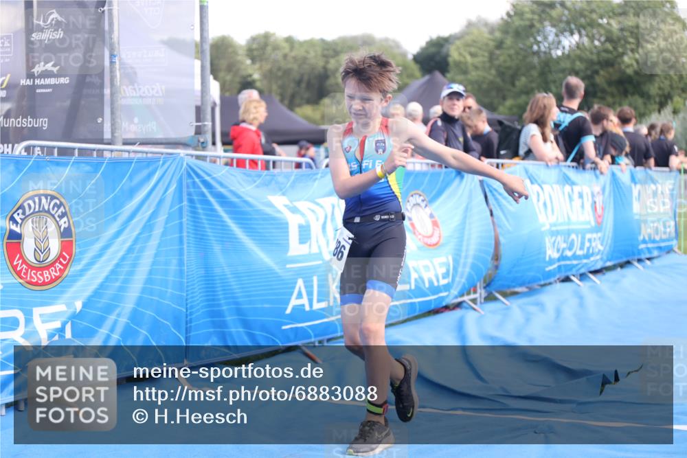 25.08.2024 - Elbe Triathlon Hamburg H.Heesch http://msf.ph/oto/6883088 25.08.2024 12:55:46 Ziel 1786, 1808, 1811 meine-sportfotos.de
