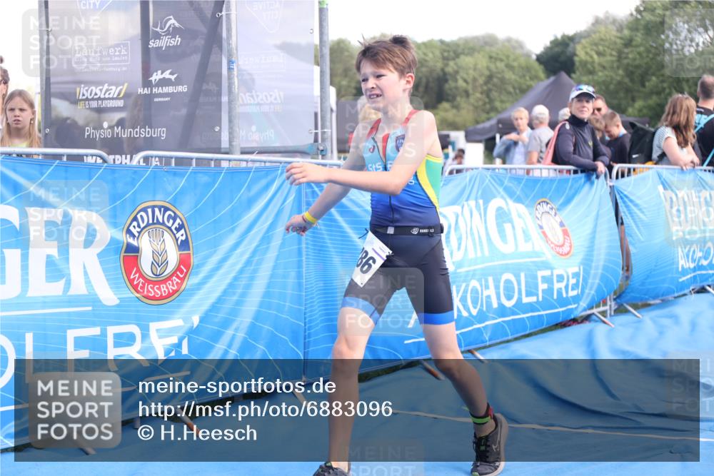 25.08.2024 - Elbe Triathlon Hamburg H.Heesch http://msf.ph/oto/6883096 25.08.2024 12:55:46 Ziel 1786, 1808, 1811 meine-sportfotos.de