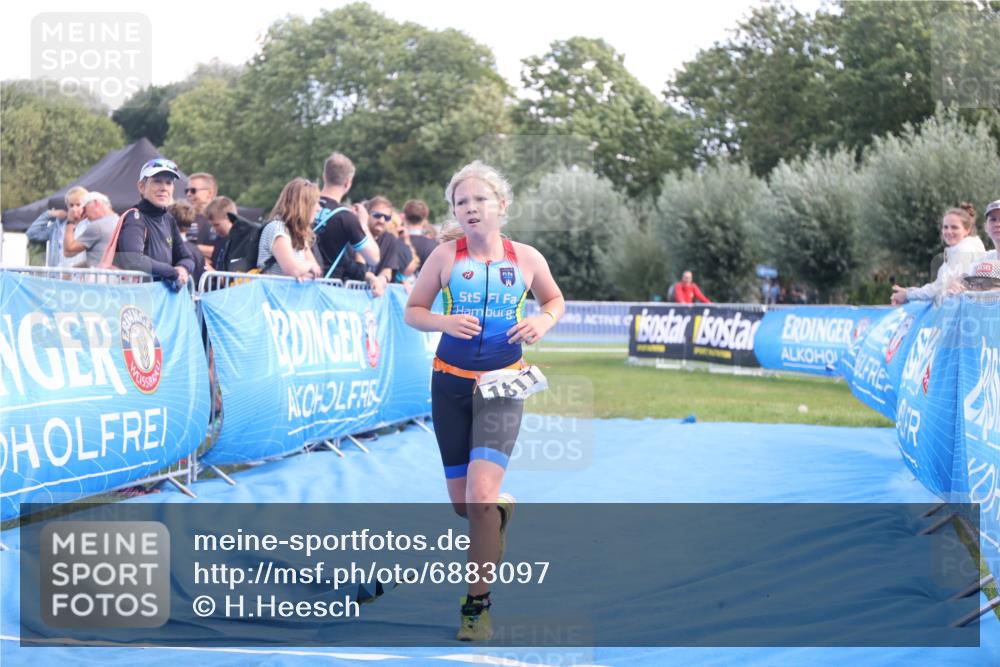 25.08.2024 - Elbe Triathlon Hamburg H.Heesch http://msf.ph/oto/6883097 25.08.2024 12:55:47 Ziel 1786, 1808, 1811 meine-sportfotos.de