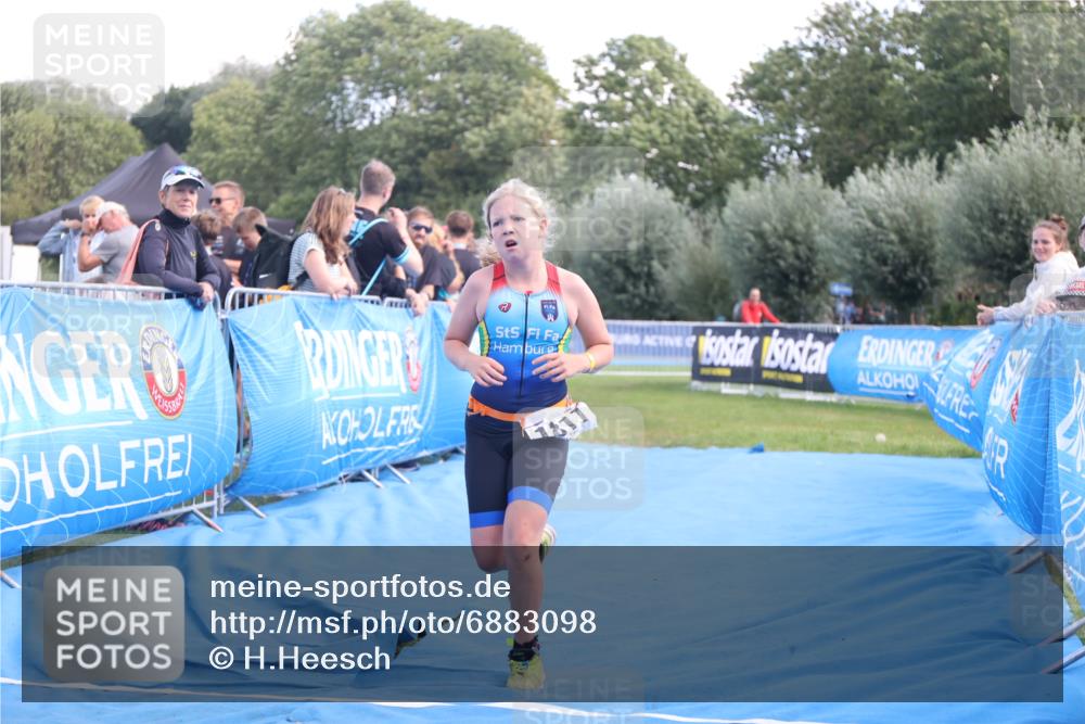 25.08.2024 - Elbe Triathlon Hamburg H.Heesch http://msf.ph/oto/6883098 25.08.2024 12:55:47 Ziel 1786, 1808, 1811 meine-sportfotos.de