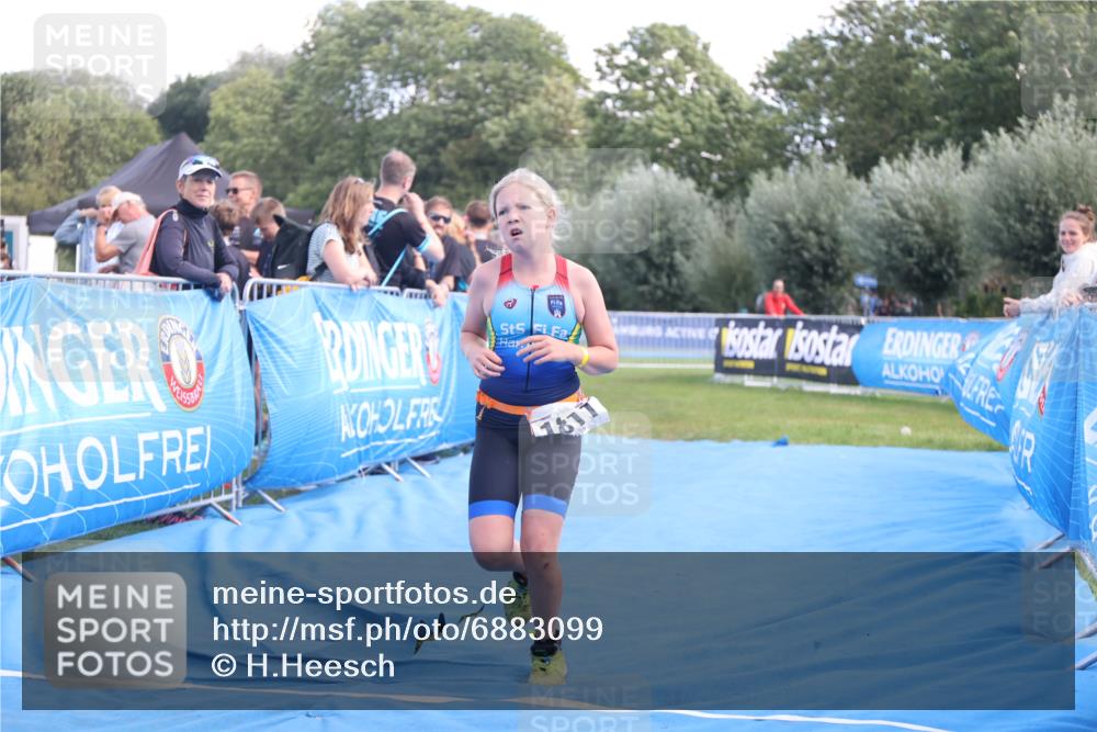 25.08.2024 - Elbe Triathlon Hamburg H.Heesch http://msf.ph/oto/6883099 25.08.2024 12:55:47 Ziel 1786, 1808, 1811 meine-sportfotos.de