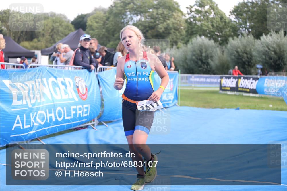 25.08.2024 - Elbe Triathlon Hamburg H.Heesch http://msf.ph/oto/6883107 25.08.2024 12:55:48 Ziel 1786, 1808, 1811 meine-sportfotos.de