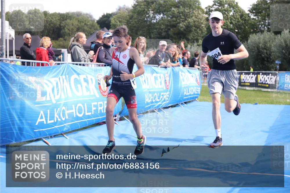 25.08.2024 - Elbe Triathlon Hamburg H.Heesch http://msf.ph/oto/6883156 25.08.2024 12:58:06 Ziel 1604, 1792, 1793 meine-sportfotos.de
