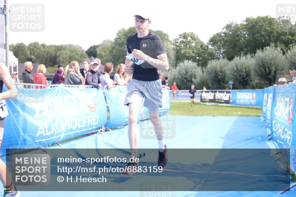 25.08.2024 - Elbe Triathlon Hamburg H.Heesch http://msf.ph/oto/6883159 25.08.2024 12:58:07 Ziel 1604, 1792, 1793 meine-sportfotos.de