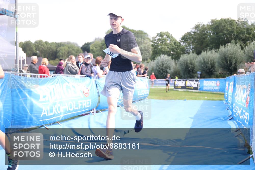 25.08.2024 - Elbe Triathlon Hamburg H.Heesch http://msf.ph/oto/6883161 25.08.2024 12:58:07 Ziel 1604, 1792, 1793 meine-sportfotos.de