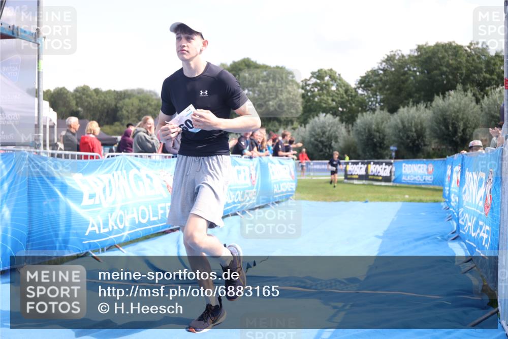 25.08.2024 - Elbe Triathlon Hamburg H.Heesch http://msf.ph/oto/6883165 25.08.2024 12:58:07 Ziel 1604, 1792, 1793 meine-sportfotos.de