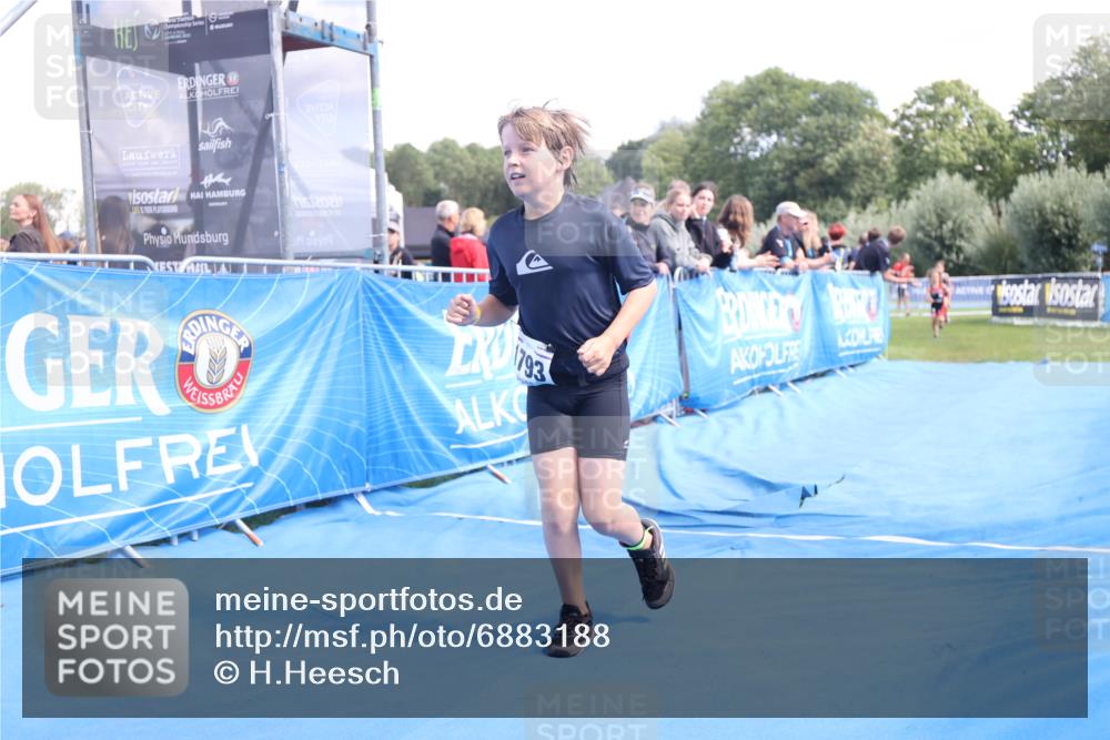 25.08.2024 - Elbe Triathlon Hamburg H.Heesch http://msf.ph/oto/6883188 25.08.2024 12:58:15 Ziel 1793, 1825, 1829 meine-sportfotos.de