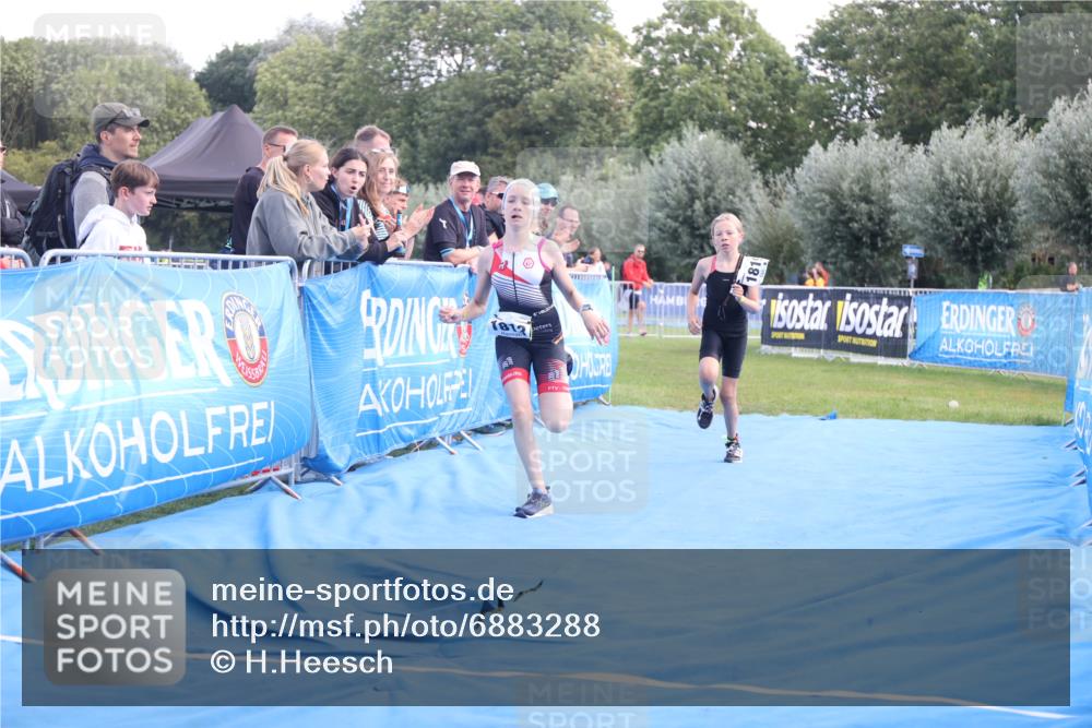 25.08.2024 - Elbe Triathlon Hamburg H.Heesch http://msf.ph/oto/6883288 25.08.2024 12:58:59 Ziel 1813, 1819 meine-sportfotos.de