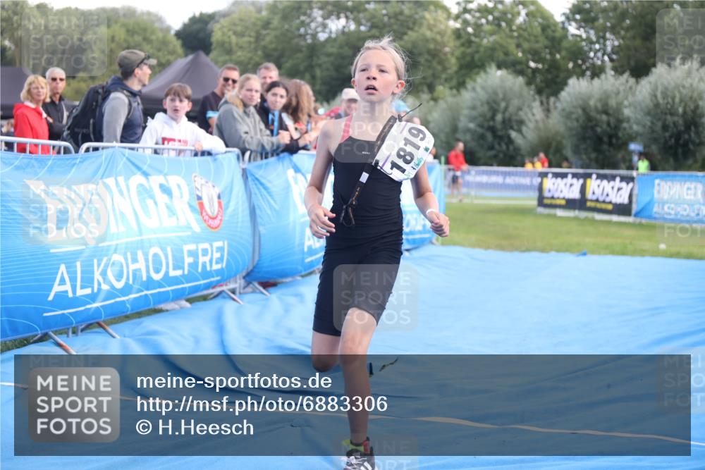 25.08.2024 - Elbe Triathlon Hamburg H.Heesch http://msf.ph/oto/6883306 25.08.2024 12:59:01 Ziel 1813, 1819 meine-sportfotos.de