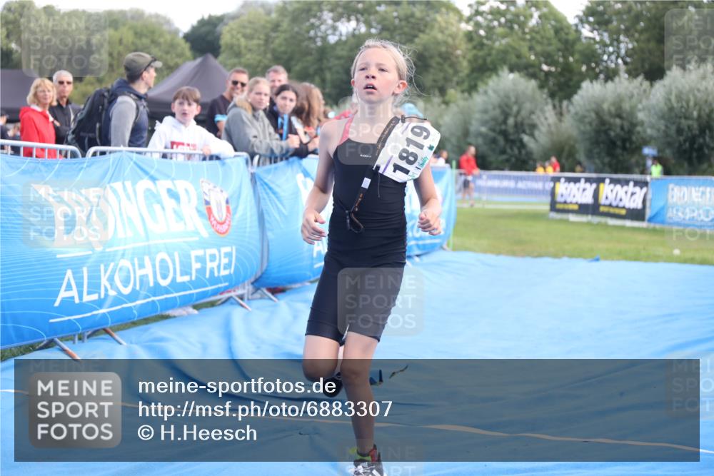 25.08.2024 - Elbe Triathlon Hamburg H.Heesch http://msf.ph/oto/6883307 25.08.2024 12:59:01 Ziel 1813, 1819 meine-sportfotos.de