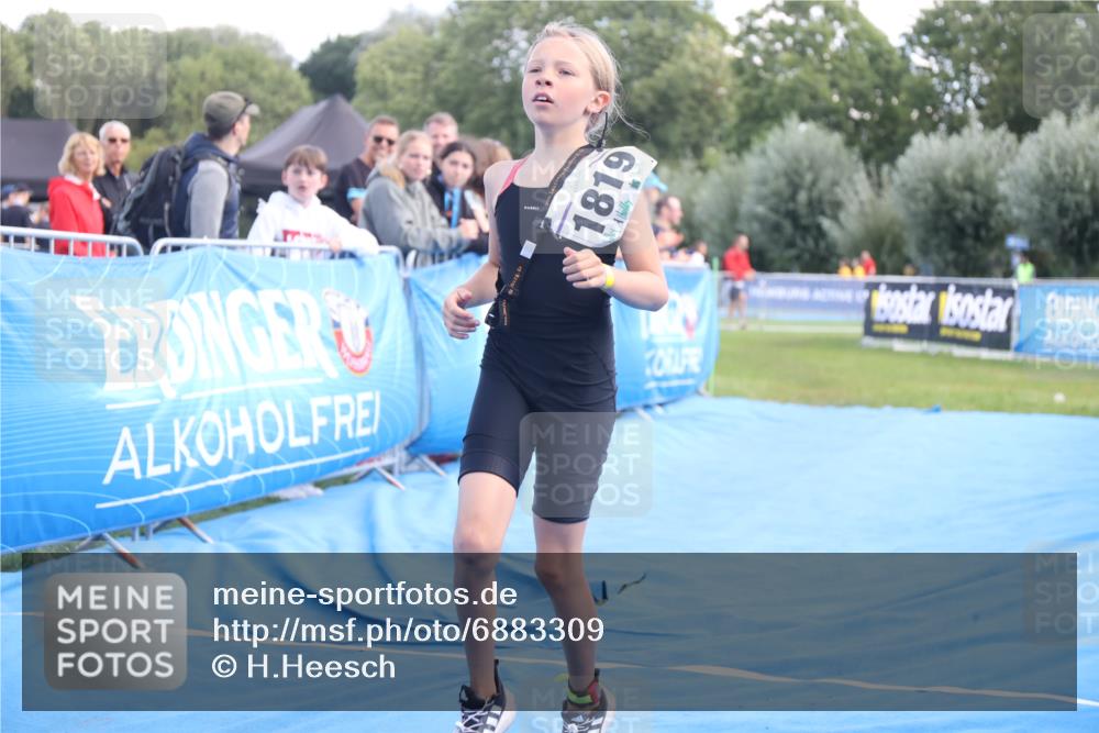 25.08.2024 - Elbe Triathlon Hamburg H.Heesch http://msf.ph/oto/6883309 25.08.2024 12:59:01 Ziel 1813, 1819 meine-sportfotos.de