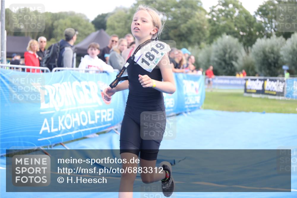 25.08.2024 - Elbe Triathlon Hamburg H.Heesch http://msf.ph/oto/6883312 25.08.2024 12:59:01 Ziel 1813, 1819 meine-sportfotos.de