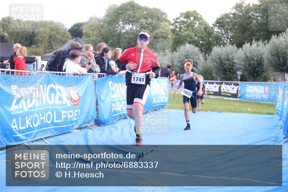25.08.2024 - Elbe Triathlon Hamburg H.Heesch http://msf.ph/oto/6883337 25.08.2024 12:59:19 Ziel 1741, 1843, 1853 meine-sportfotos.de