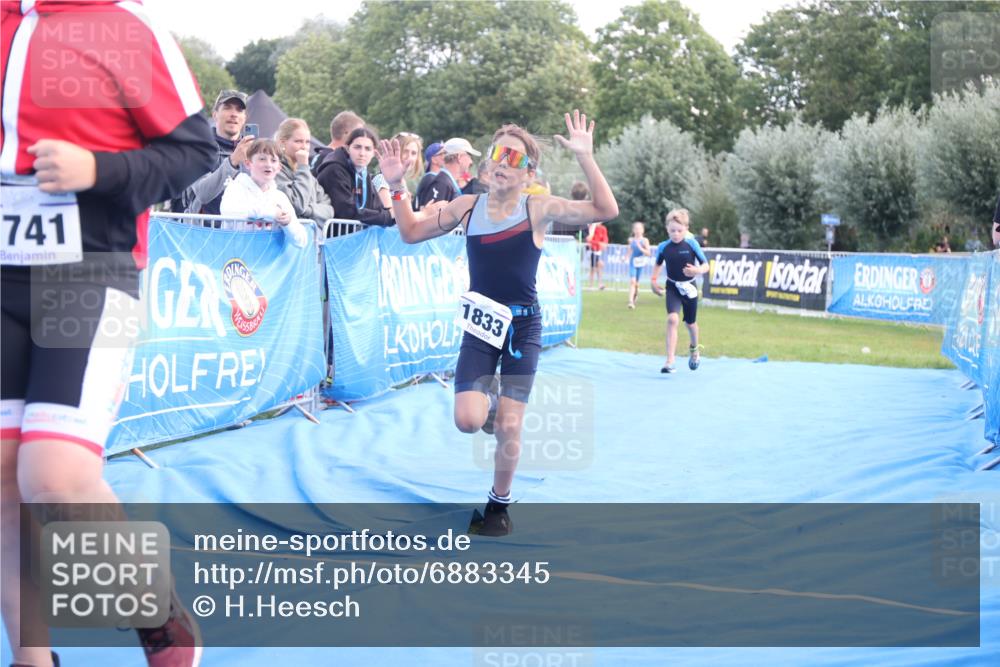 25.08.2024 - Elbe Triathlon Hamburg H.Heesch http://msf.ph/oto/6883345 25.08.2024 12:59:21 Ziel 1741, 1843, 1853 meine-sportfotos.de