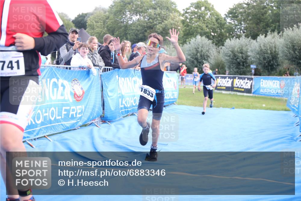 25.08.2024 - Elbe Triathlon Hamburg H.Heesch http://msf.ph/oto/6883346 25.08.2024 12:59:21 Ziel 1741, 1843, 1853 meine-sportfotos.de