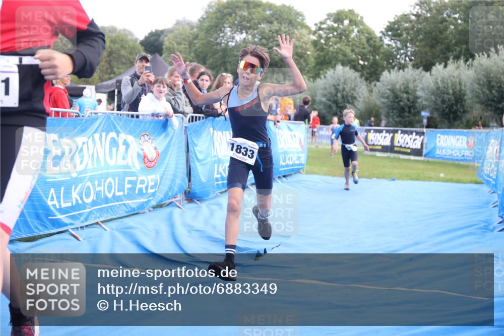 25.08.2024 - Elbe Triathlon Hamburg H.Heesch http://msf.ph/oto/6883349 25.08.2024 12:59:21 Ziel 1741, 1843, 1853 meine-sportfotos.de