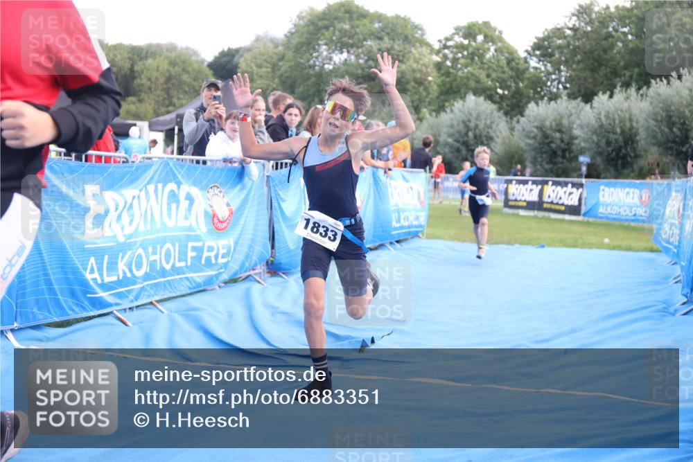 25.08.2024 - Elbe Triathlon Hamburg H.Heesch http://msf.ph/oto/6883351 25.08.2024 12:59:21 Ziel 1741, 1843, 1853 meine-sportfotos.de
