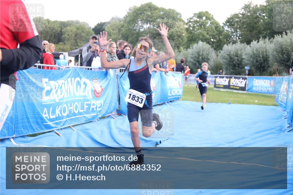 25.08.2024 - Elbe Triathlon Hamburg H.Heesch http://msf.ph/oto/6883352 25.08.2024 12:59:21 Ziel 1741, 1843, 1853 meine-sportfotos.de