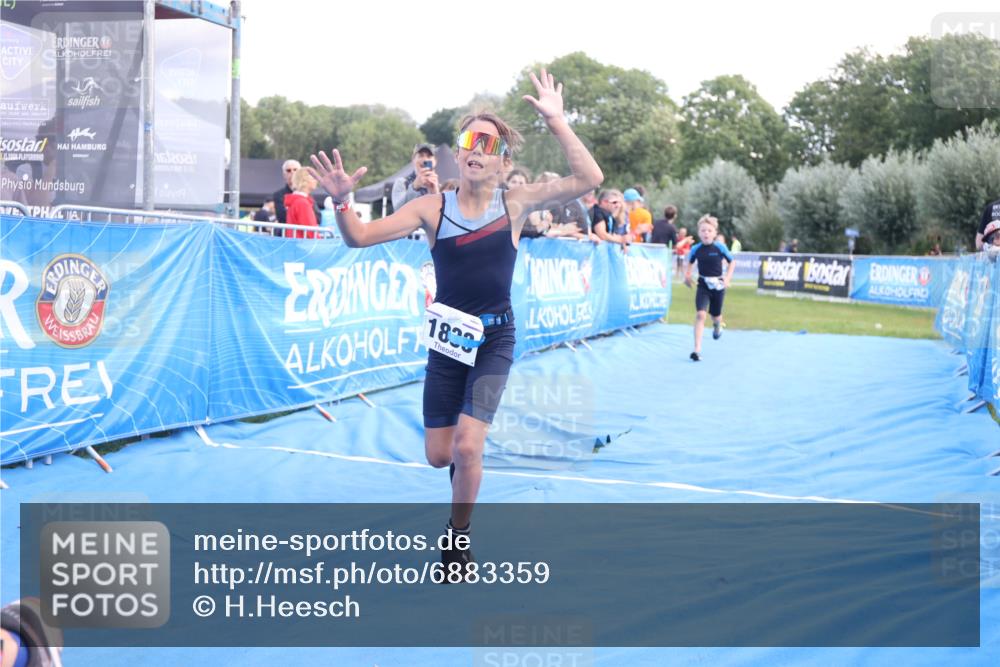 25.08.2024 - Elbe Triathlon Hamburg H.Heesch http://msf.ph/oto/6883359 25.08.2024 12:59:21 Ziel 1741, 1843, 1853 meine-sportfotos.de