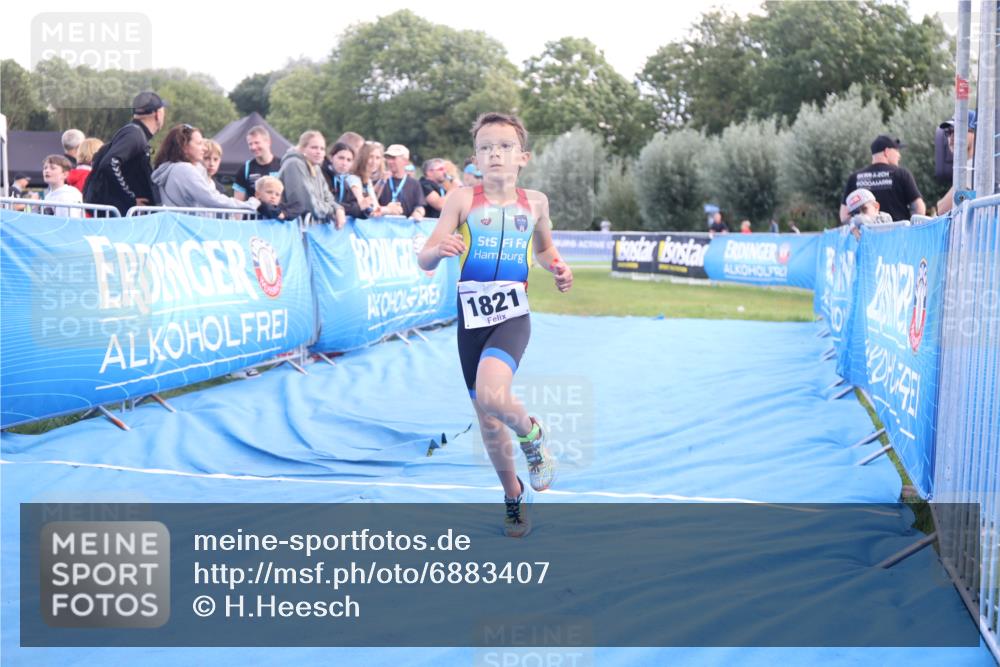 25.08.2024 - Elbe Triathlon Hamburg H.Heesch http://msf.ph/oto/6883407 25.08.2024 12:59:35 Ziel 1821, 1833, 1848 meine-sportfotos.de