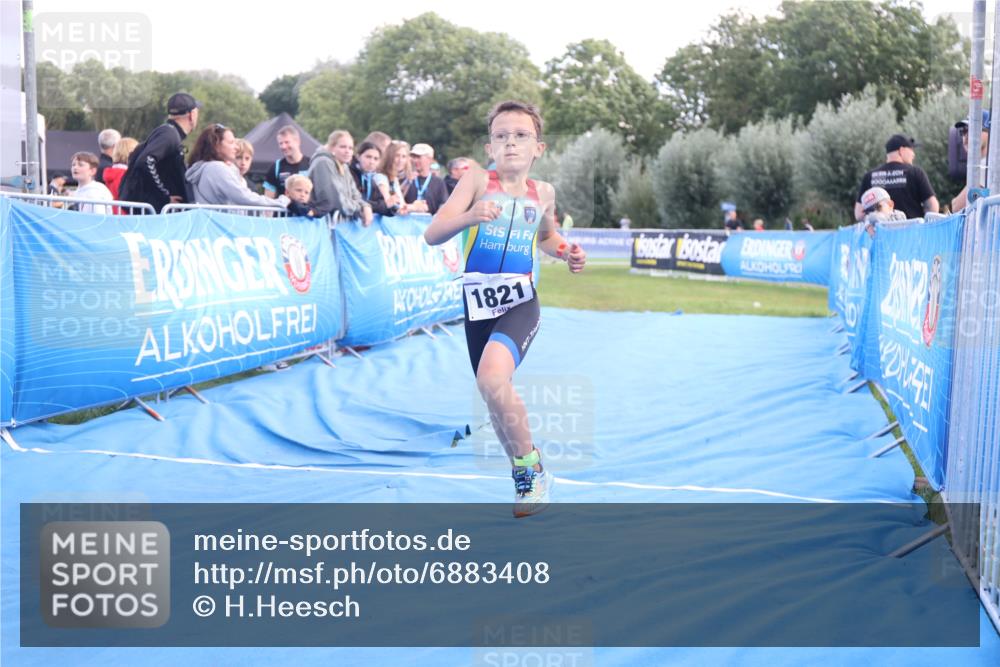 25.08.2024 - Elbe Triathlon Hamburg H.Heesch http://msf.ph/oto/6883408 25.08.2024 12:59:35 Ziel 1821, 1833, 1848 meine-sportfotos.de