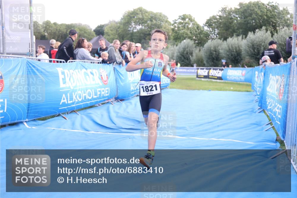 25.08.2024 - Elbe Triathlon Hamburg H.Heesch http://msf.ph/oto/6883410 25.08.2024 12:59:35 Ziel 1821, 1833, 1848 meine-sportfotos.de