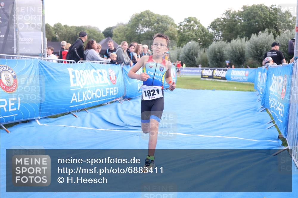 25.08.2024 - Elbe Triathlon Hamburg H.Heesch http://msf.ph/oto/6883411 25.08.2024 12:59:35 Ziel 1821, 1833, 1848 meine-sportfotos.de